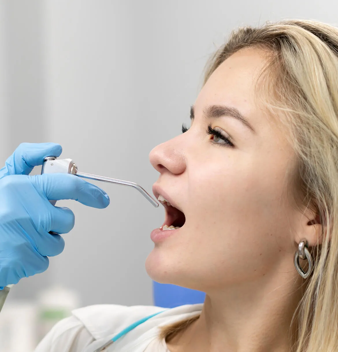 chistka-zubov-air-flow-chto-ehto-kak-provoditsya-preview-webp