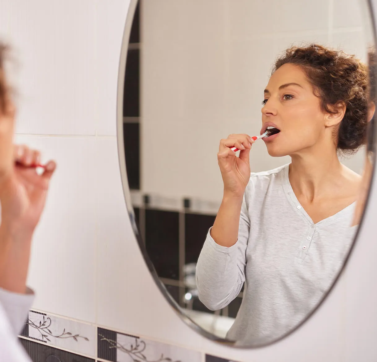 kroshatsya-zuby-prichiny-i-chto-delat-preview-webp