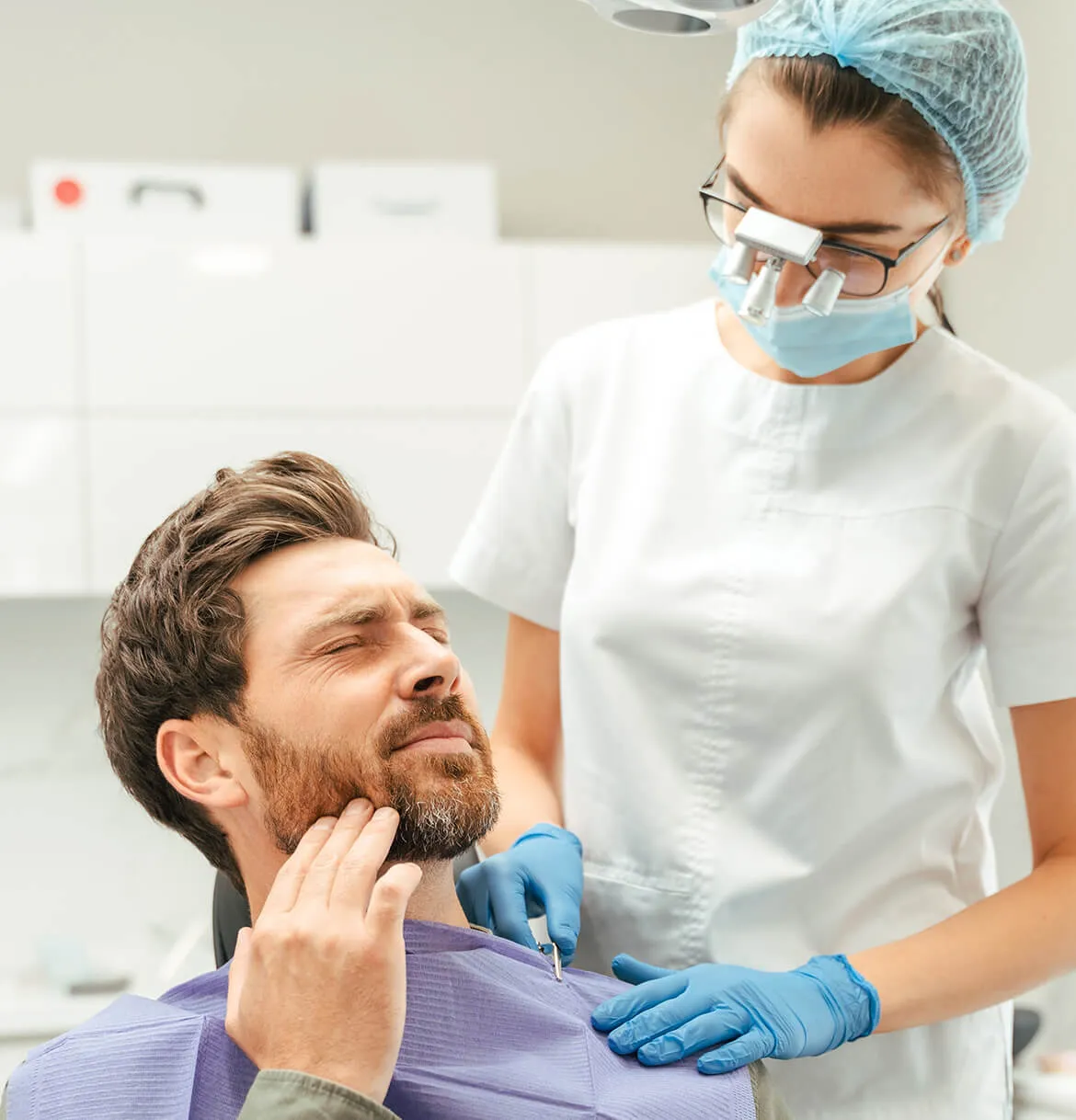 shatayetsya-korennoy-zub-u-vzroslogo-prichiny-i-chto-delat-preview-webp